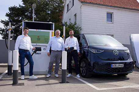 Shell y Volkswagen impulsan la expansión de la infraestructura de recarga: Inauguración de la primera estación de recarga innovadora Flexpole