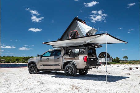 Caravan Salon 2023: el nuevo Amarok como vehículo camper con tienda de campaña y techo rígido