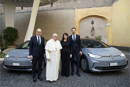 Volkswagen electrifica la flota de vehículos del Vaticano