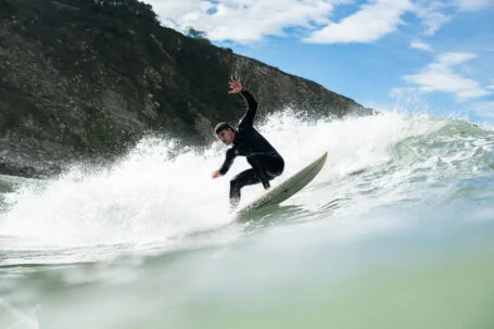 Volkswagen y Blue Banana crean el Roadcycled Wetsuit, el primer traje de surf 100% de caucho reciclado