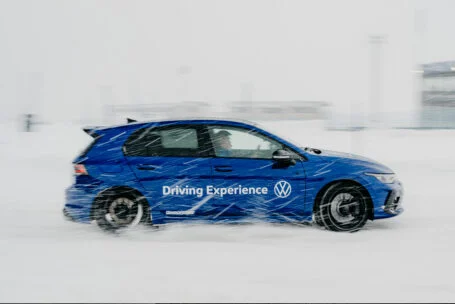 El regalo perfecto para esta Navidad: un curso de conducción de Volkswagen en el circuito permanente más alto del mundo