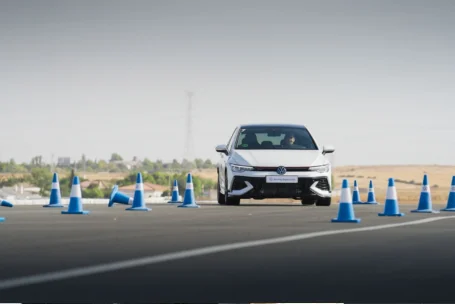 Los cursos de conducción de Volkswagen Driving Experience arrancan la temporada de asfalto en el Circuito de Sevilla